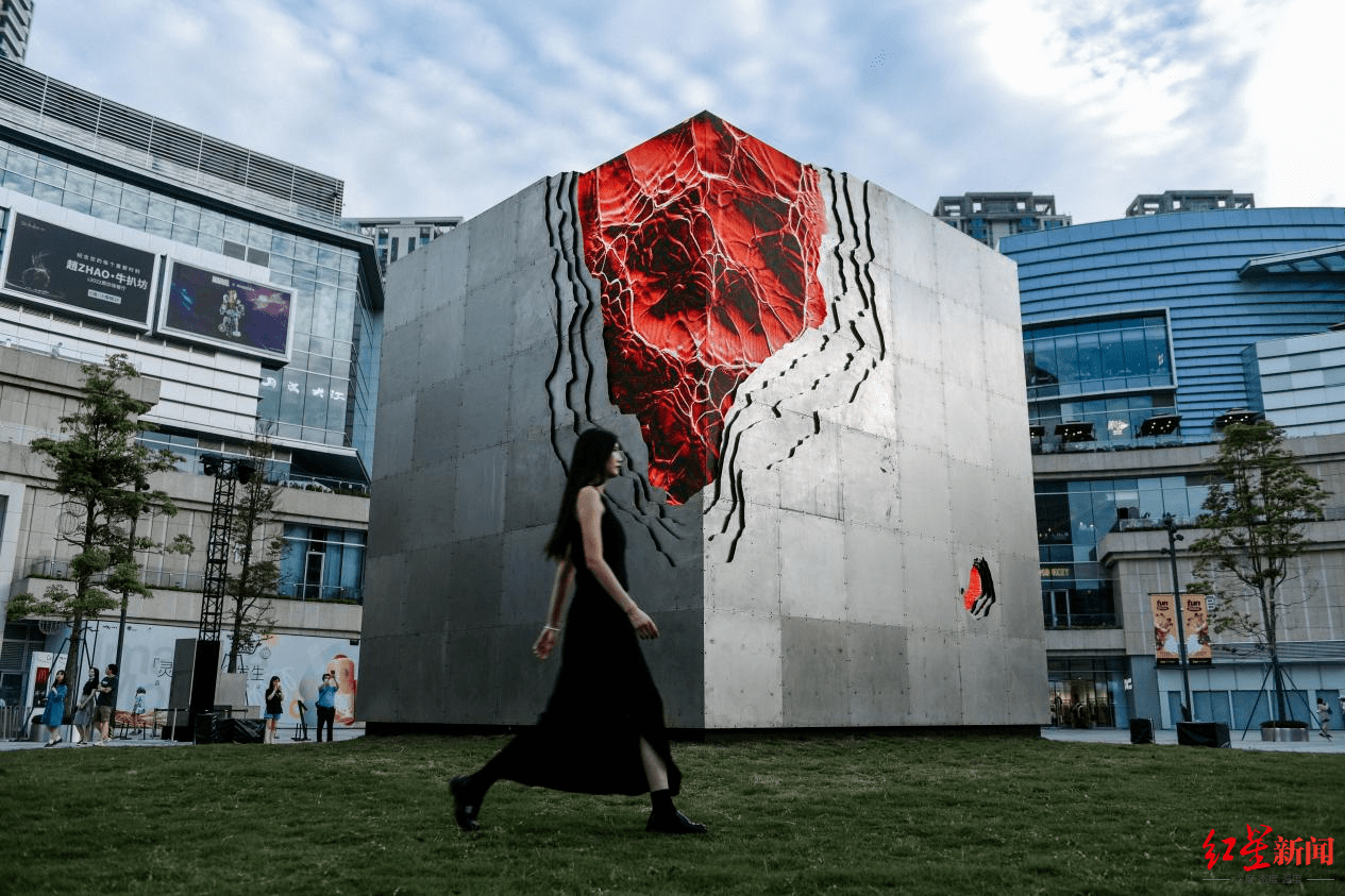 探索城市公共空间,两座大型公共艺术装置相继揭幕