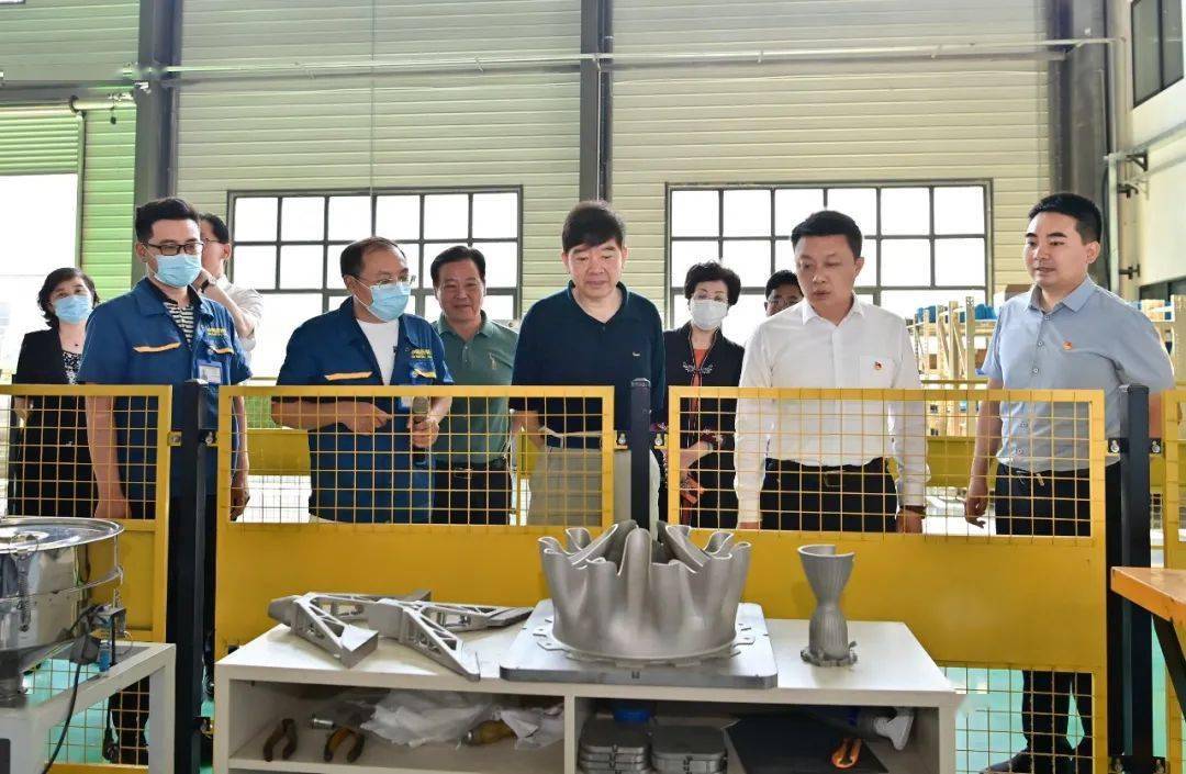 在中航迈特粉冶科技(徐州)有限公司徐鸣走进生产车间,与企业负责人