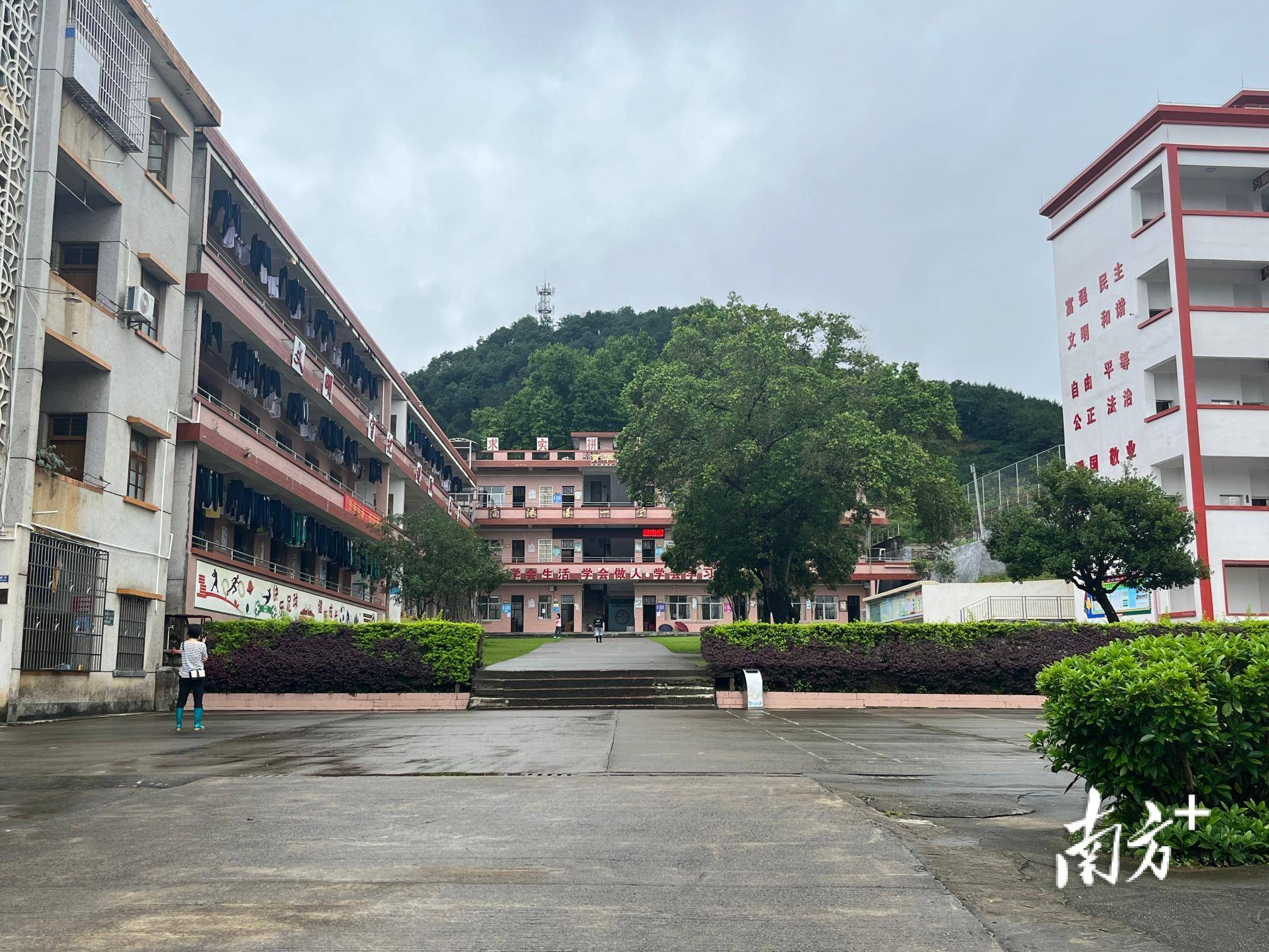 6月15日上午,韶关市翁源县龙仙镇三华社区三华中学,教室里传来朗朗的