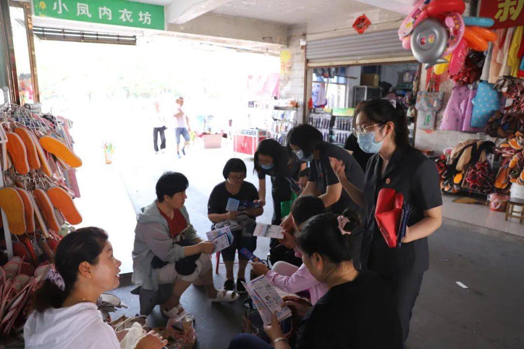 近日,含山县法院组织干警深入含城小商品市场,商贸城等地开展打击整治