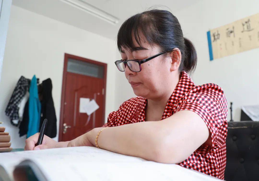 人才聚事业兴爱传小纸条的范老师