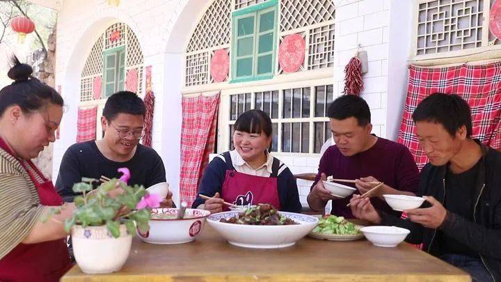 陕北霞姐窑洞前做饭成网红电讯人物
