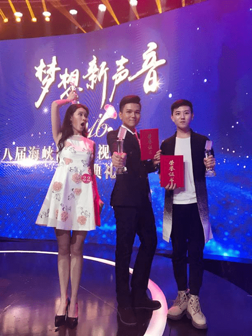 广外播音与主持艺术专业学生王航(中),吕囡囡(左一),丁恒晏(右一)在第