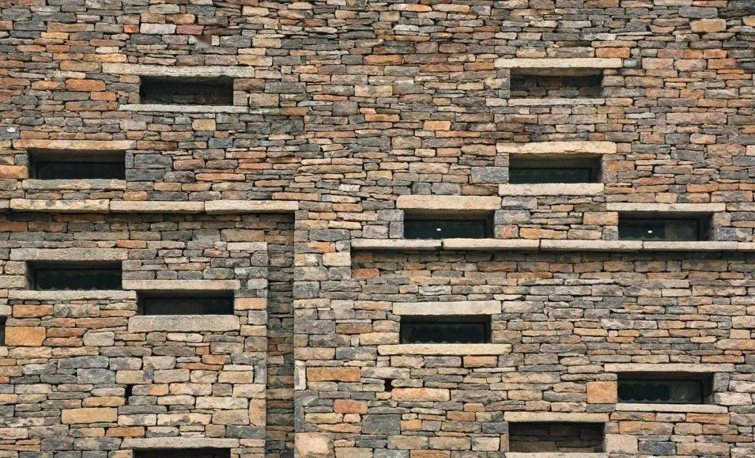 农村废旧石头变成了墙,"糙"美_毛石_自然_房子