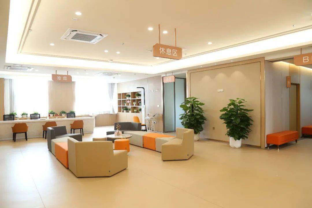 中心长期有医学专家坐诊,为客户量身定制个性化套餐,体检报告解读和