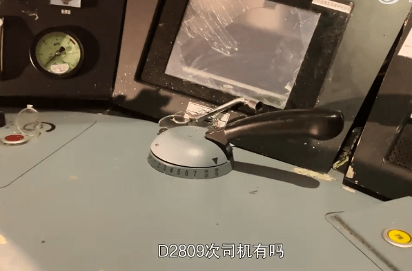 视频监控最后一个画面,定格在了杨勇把制动手柄推到紧急制动位.