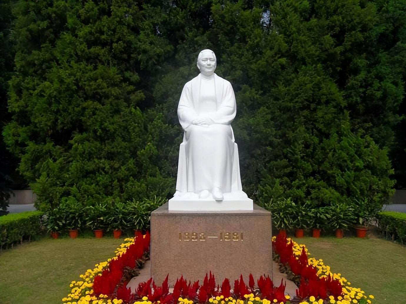 2003年宋美龄在宋霭龄墓前落泪我们宋家人为何会葬在这里