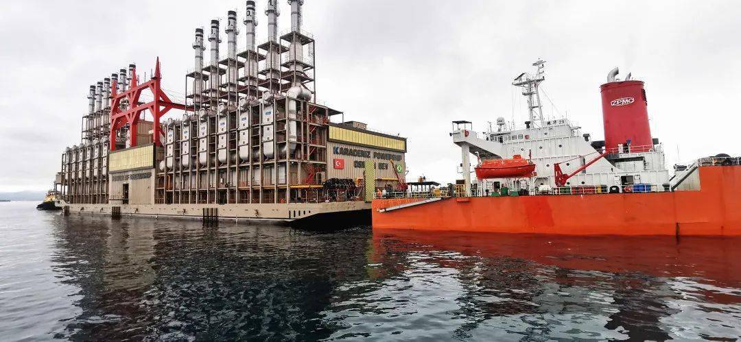 振华29轮成功浮卸1艘大型发电船