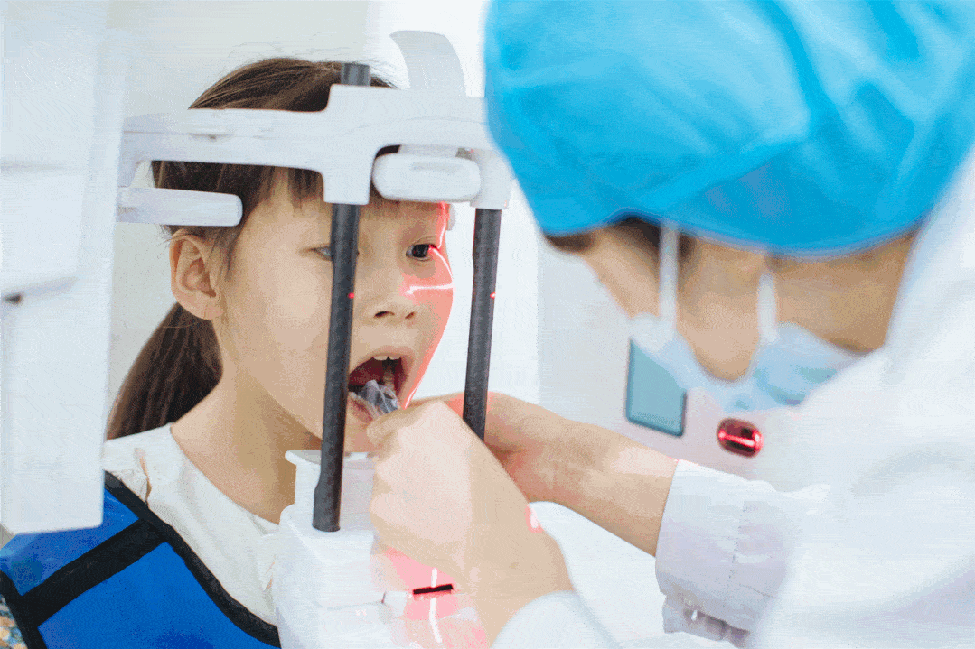 给萱萱穿上防辐射服,就可以在影像室进行数字化口腔正位,侧位拍片.