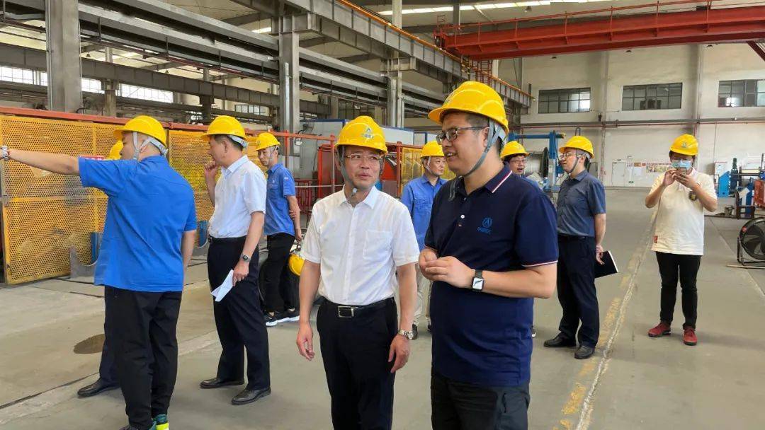李新军在武汉电缆有限公司调研李新军鼓励企业要坚定发展信心,进一步
