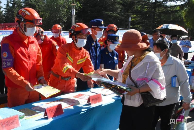 甘肅慶陽森林消防員開展安全生產月宣傳諮詢活動傳遞消防安全理念