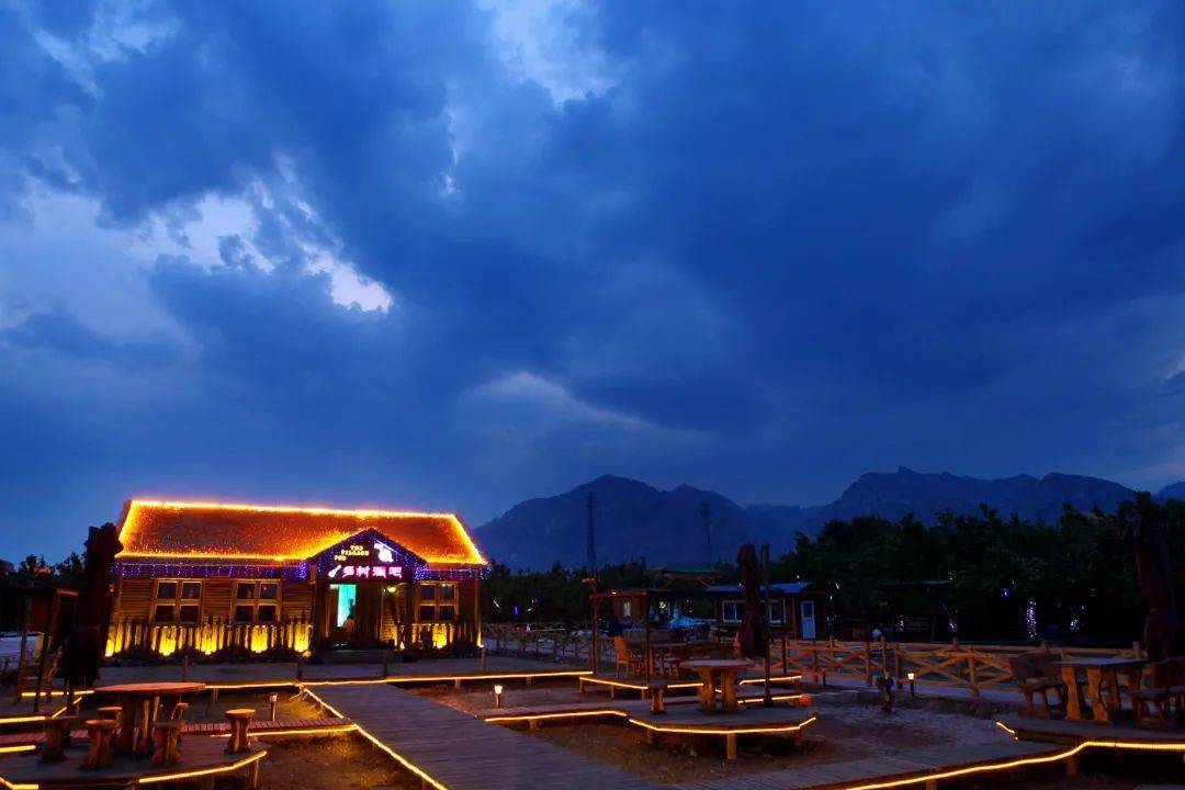 大雁滩景区的音乐酒吧,民俗部落,百鸟园,书画艺术鉴赏等10多个旅游