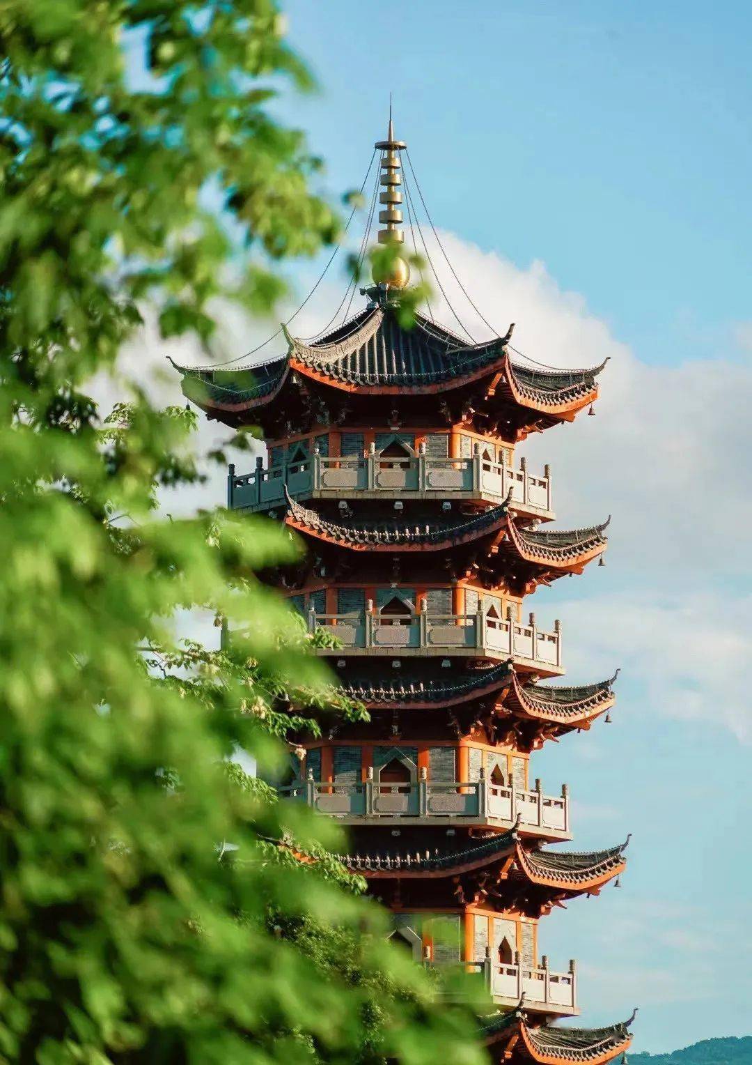 塔顶下布满爬山虎典雅复古的外形与中英街这条有着悠久历史的古街相辅