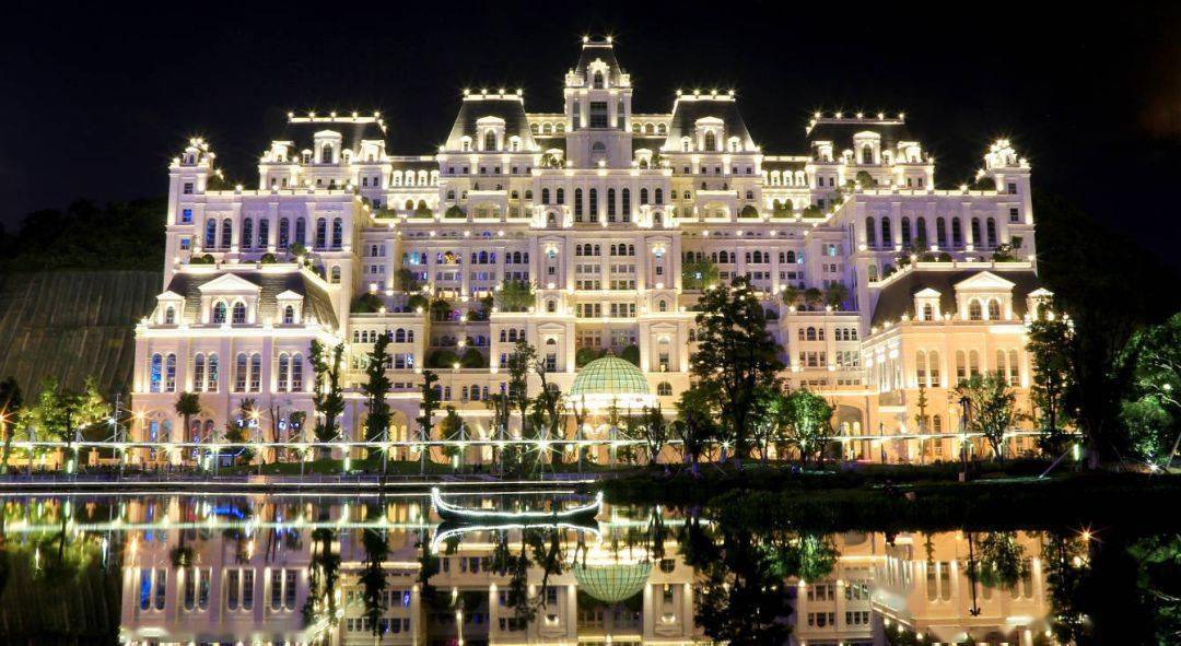 贵阳"白宫"位于花果园湿地公园对面,依山而建,金碧辉煌装修风格令它