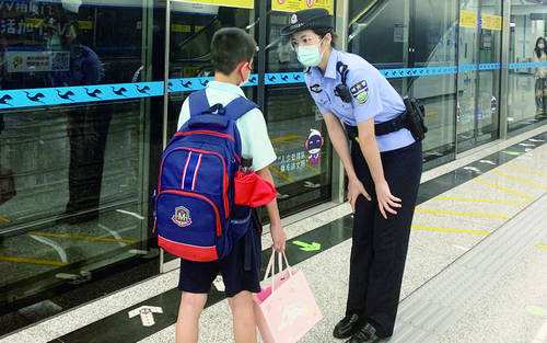爱心厦门 | 小学生忘带公交卡无法乘车 好辅警将其护送到校_郑亚洁