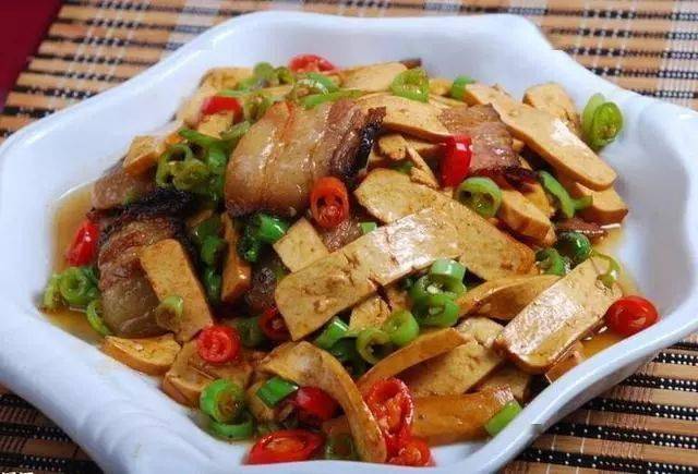 【茶树菇炒荷兰豆】材料:茶树菇,荷兰豆,小红椒,西芹,油,盐等做法:1