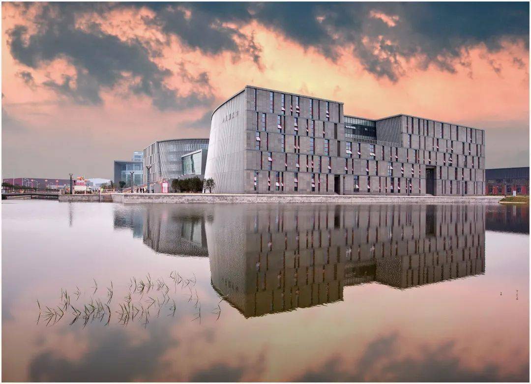 一趋兮同"远离市井的喧嚣,寻找与真理的对话乐亦在其中矣在图书馆阶前