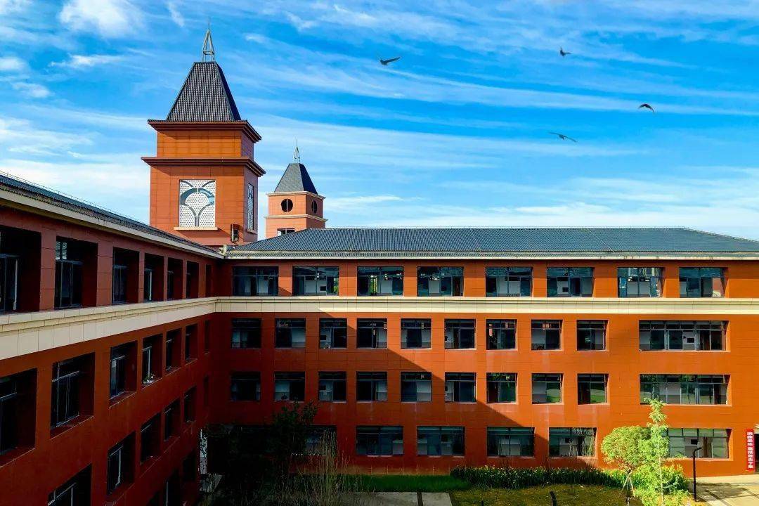 20余张实拍图带你360度了解贵州师大附中贵安大学城校区