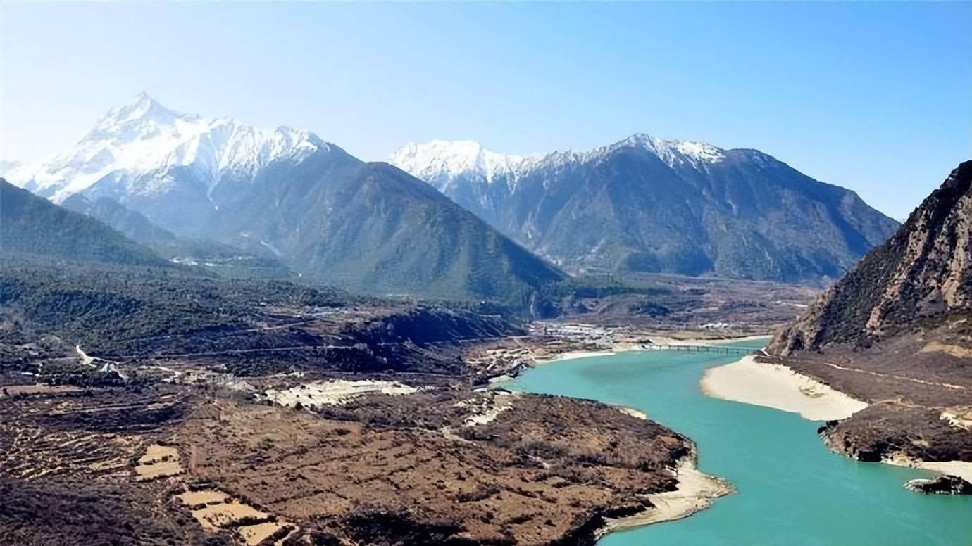 西藏雅鲁藏布江中国最高河流不同季节不同的美