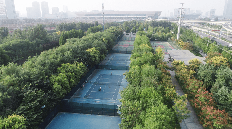 篮球公园地址:郑东新区核心地段,中央居住区,紧邻郑州东站及双子塔