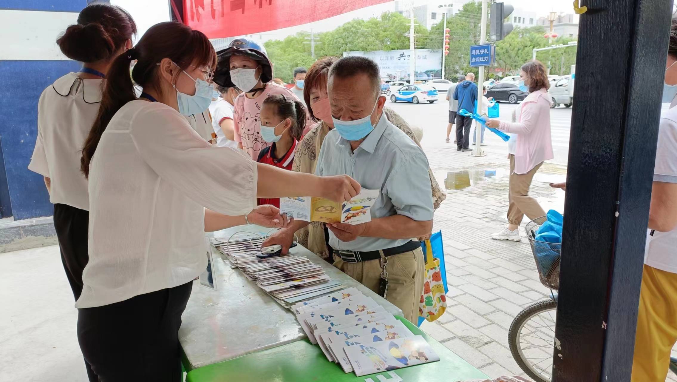 建设街道龙山社区:社保惠民政策服务在身边