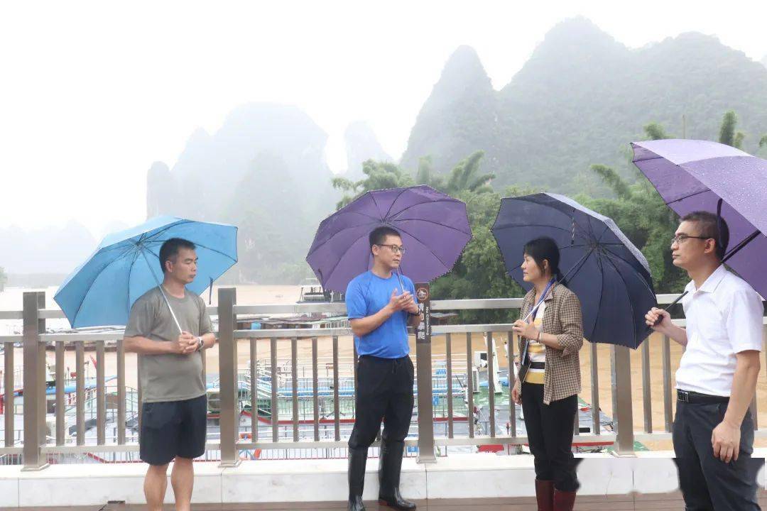 6月20日下午,阳朔县委常委,纪委书记,监委主任彭莹到兴坪镇检查指导