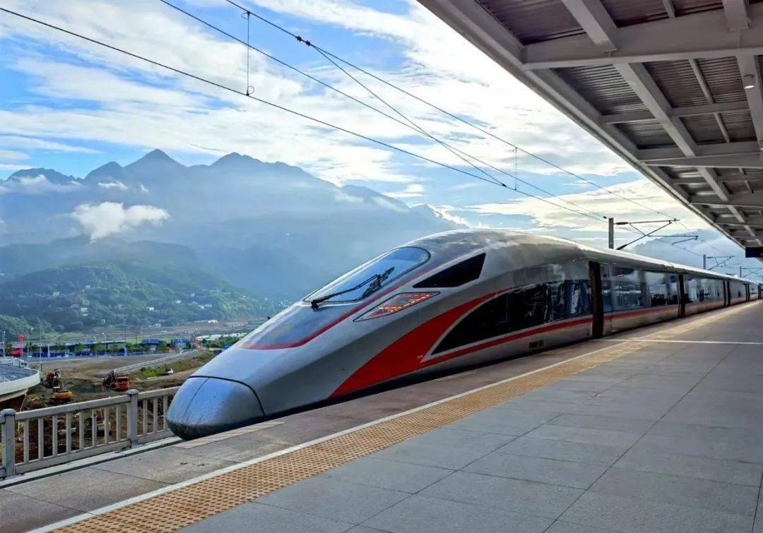 就在刚刚郑渝高铁巴东段正式通车恩施正式进入高铁时代