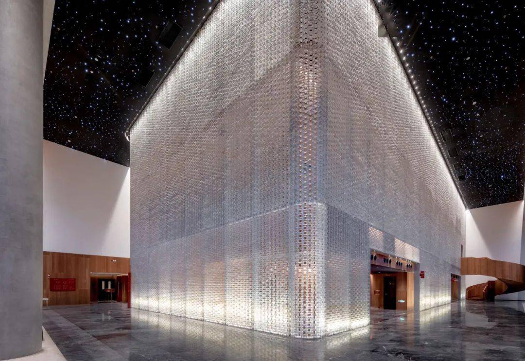 进入剧院,前厅富有视觉冲击力的玻璃砖墙展现在人们面前,玻璃砖的尺寸