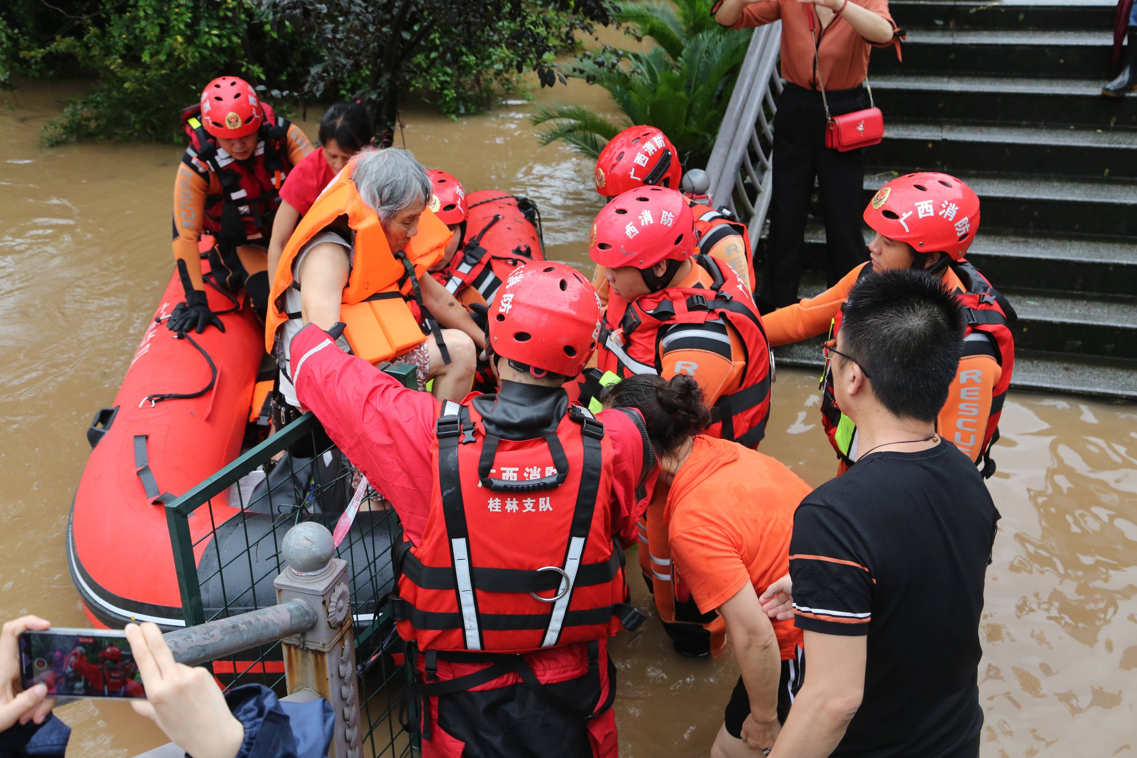桂林暴雨救援现场的"橙色"身影_刘定_洪水_何刚