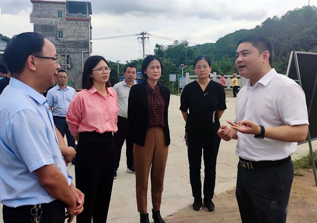 区领导田侠,林长秀,吕吉洋,吴文琴,区直相关部门负责人参加调研.