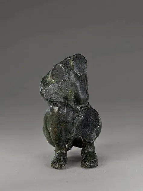 法国雕塑家卡米尔·克劳德尔(camille claudel)出生于1864年,她以其