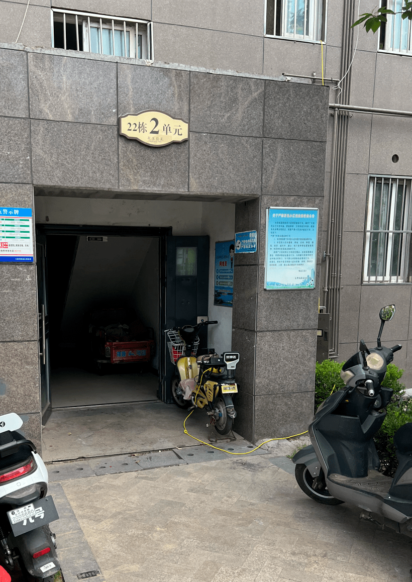 小区电动车停放太"任性"_充电_居民_单元楼