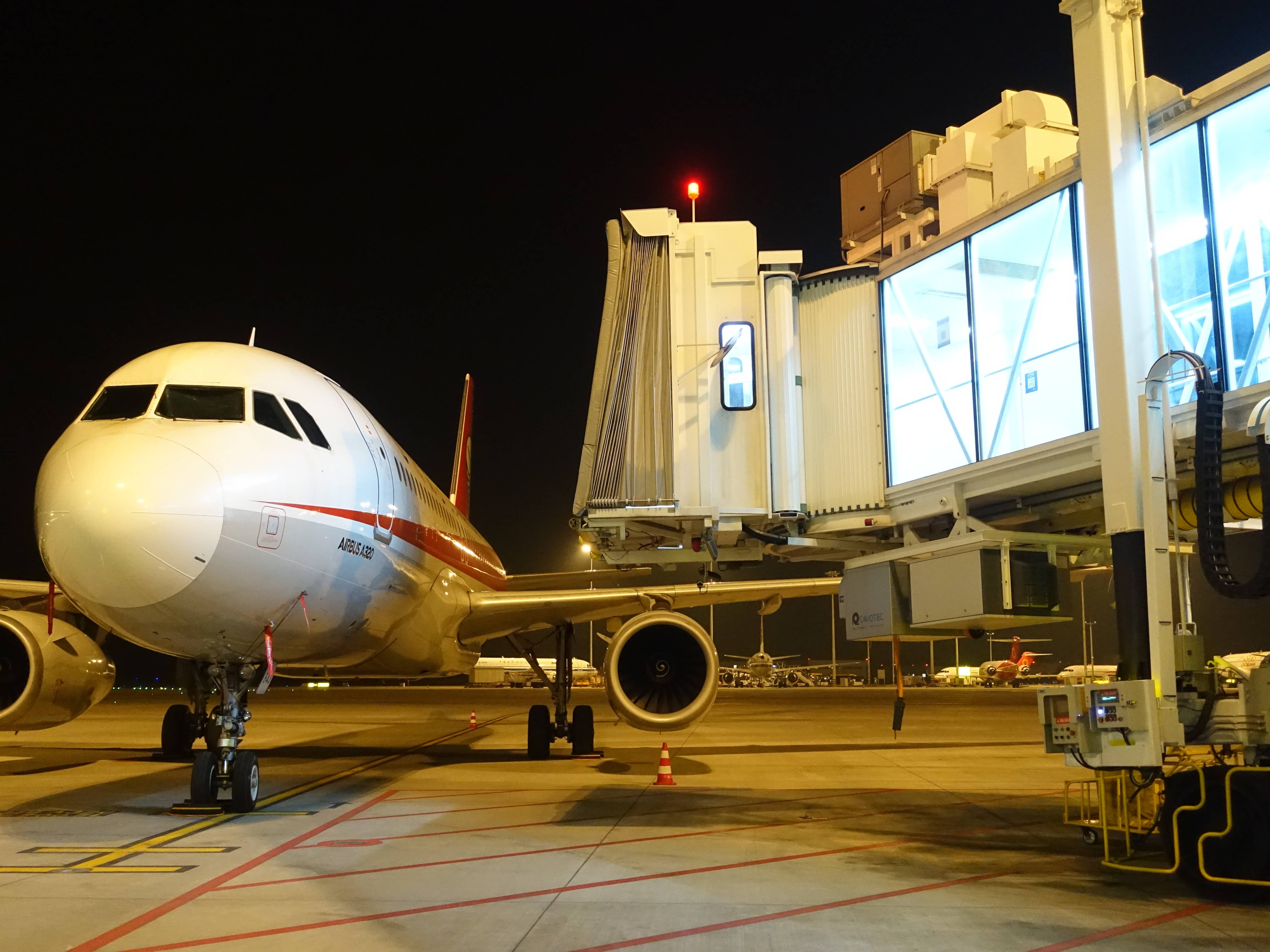 全国首台中集无人驾驶登机桥在成都天府机场测试成功