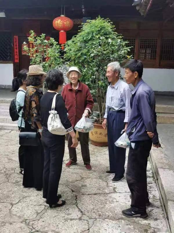 云南陆良:红伊食品的爱心,在古老的四合院中芬芳