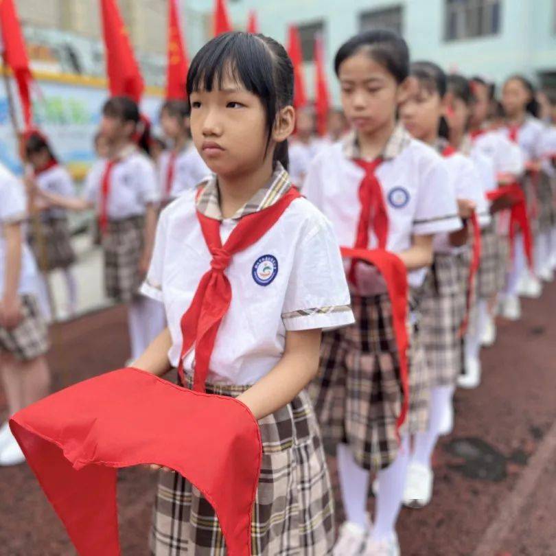 五红培根铸魂活动南康区逸夫小学五红活动照初心培根铸魂育红娃