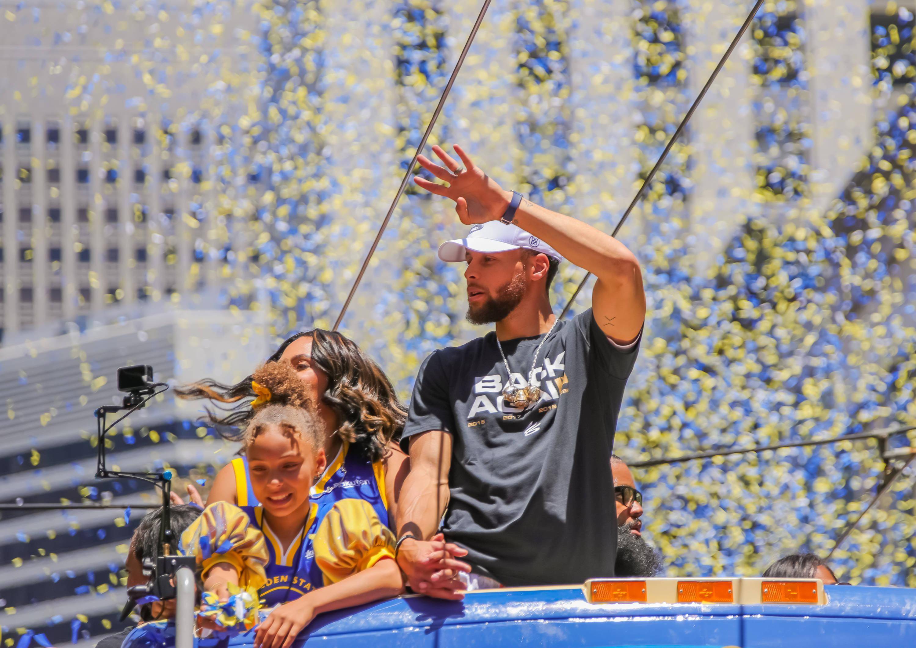 篮球——勇士队巡游庆夺冠_新华社_美国_球迷