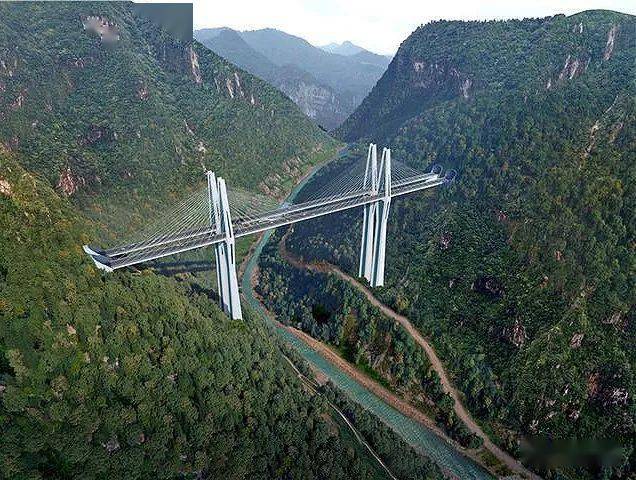 渝湘复线高速鱼梁溪特大桥30号主墩左幅进入封顶施工阶段贵州乌长高速