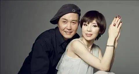 演员岳秀清嫁吴刚30年生一明星儿子把丈夫宠成宝