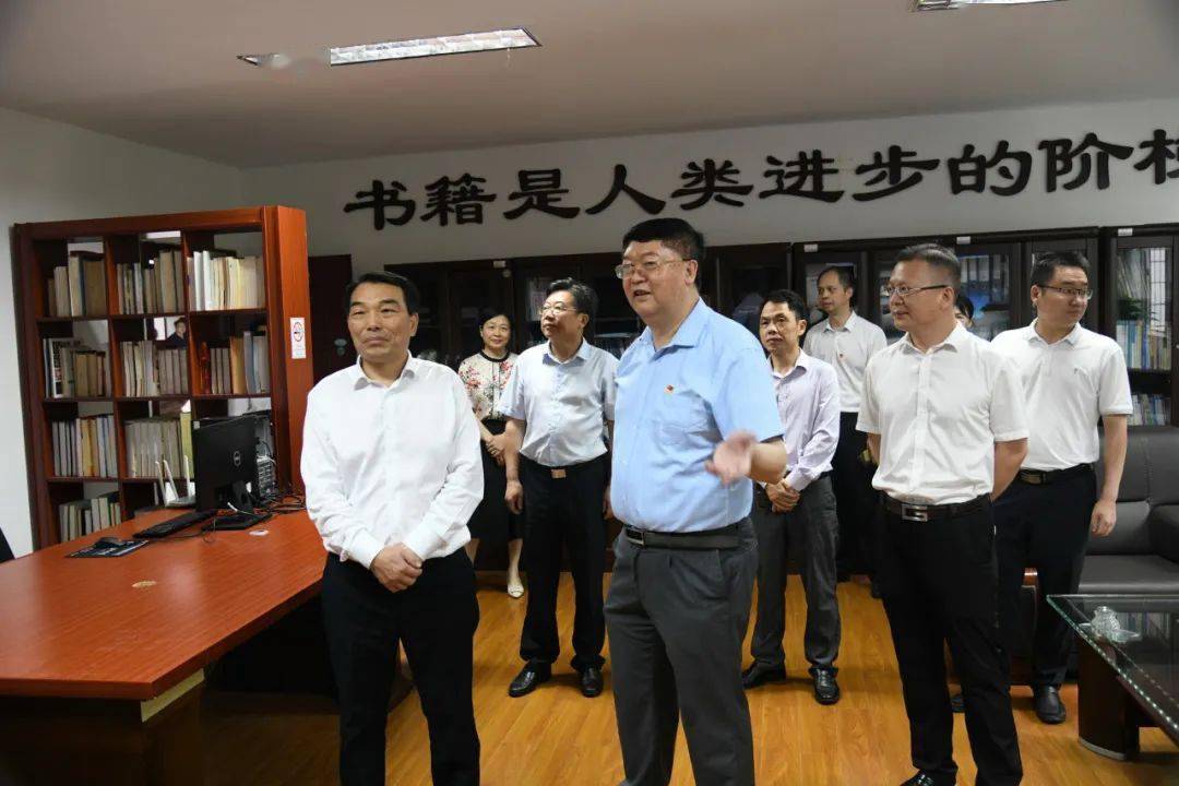 市委副秘书长杨兴国,市委教育工委书记,市教育局局长孙传忠,市自然