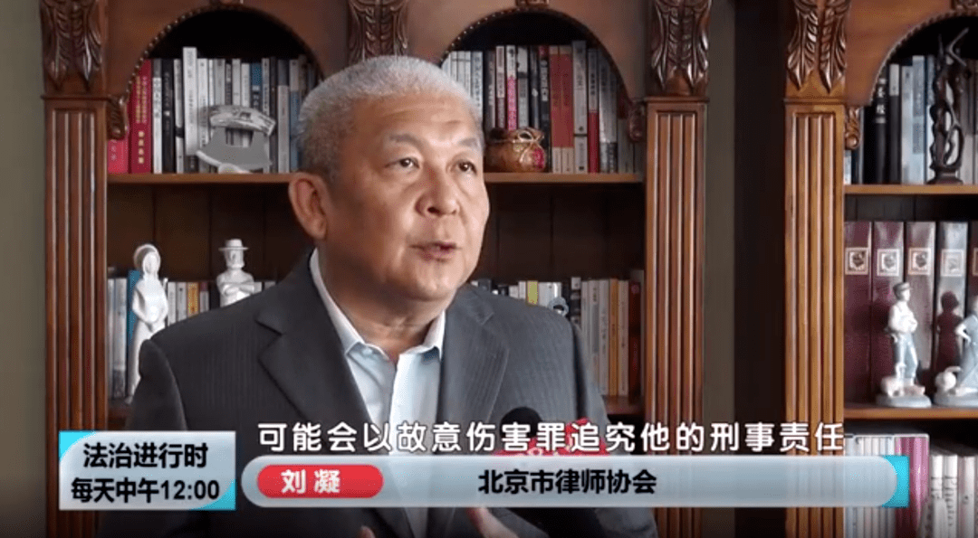 还可能涉嫌故意伤害罪除了涉嫌高空抛物罪扔木板的肇事者刘凝律师表示