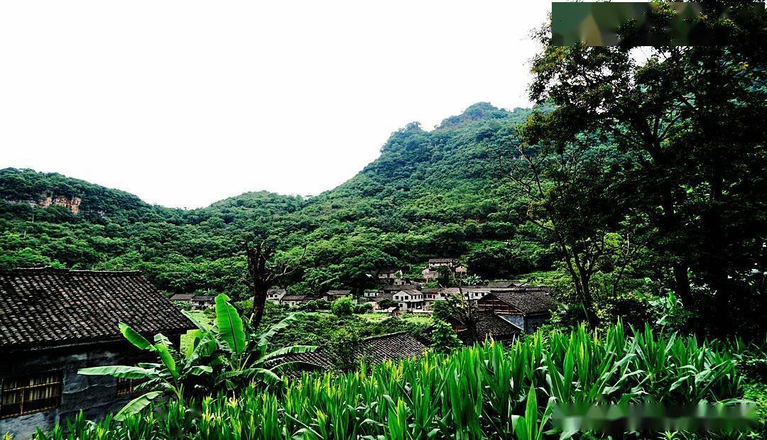 贵州兴义的天坑地漏古寨雨补鲁村