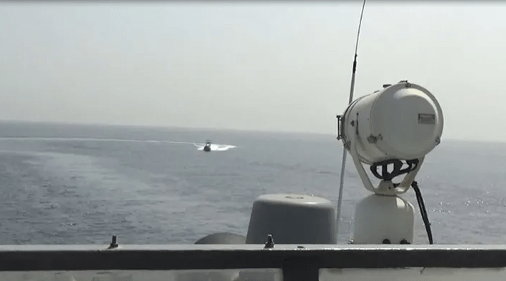 美军舰穿越霍尔木兹海峡与伊朗快艇“危险相遇”，动用警示弹