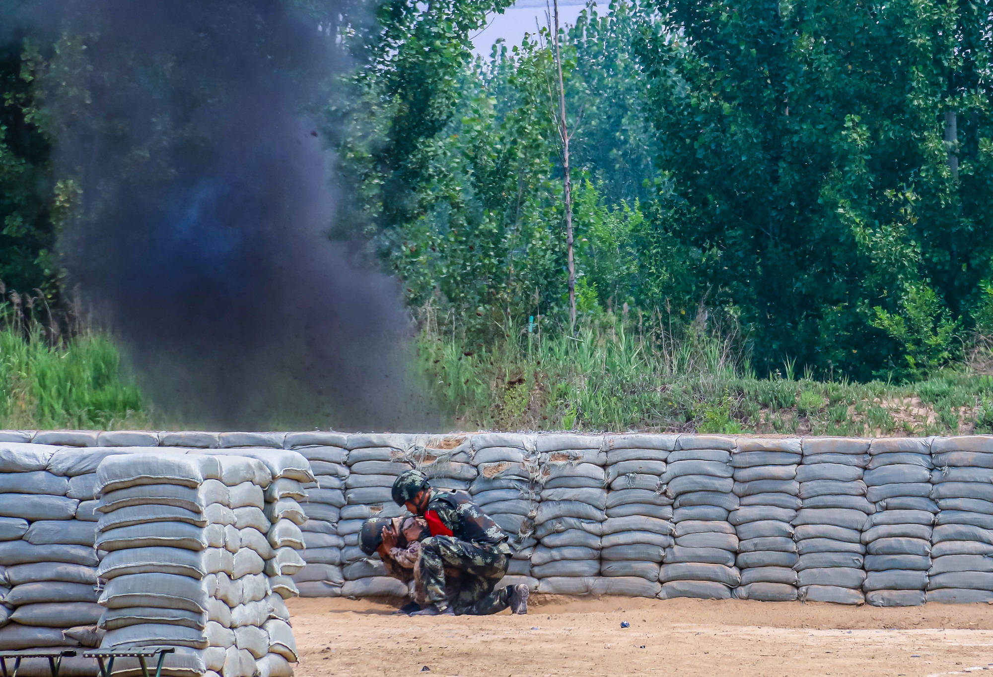 武警天津总队新兵团开展手榴弹实投训练
