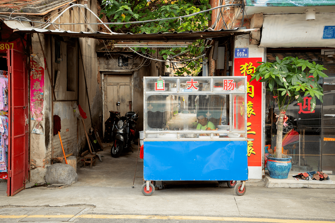 它呢,低调又内敛,就是一辆掩在巷口绿树下的铁皮推车,锅里卖着泉州人