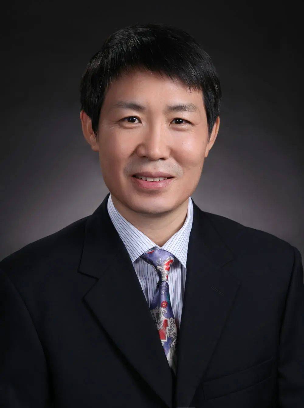 中心主任黄楚新教授与上海大学新闻传播学院讲师,硕士生导师王成文,就