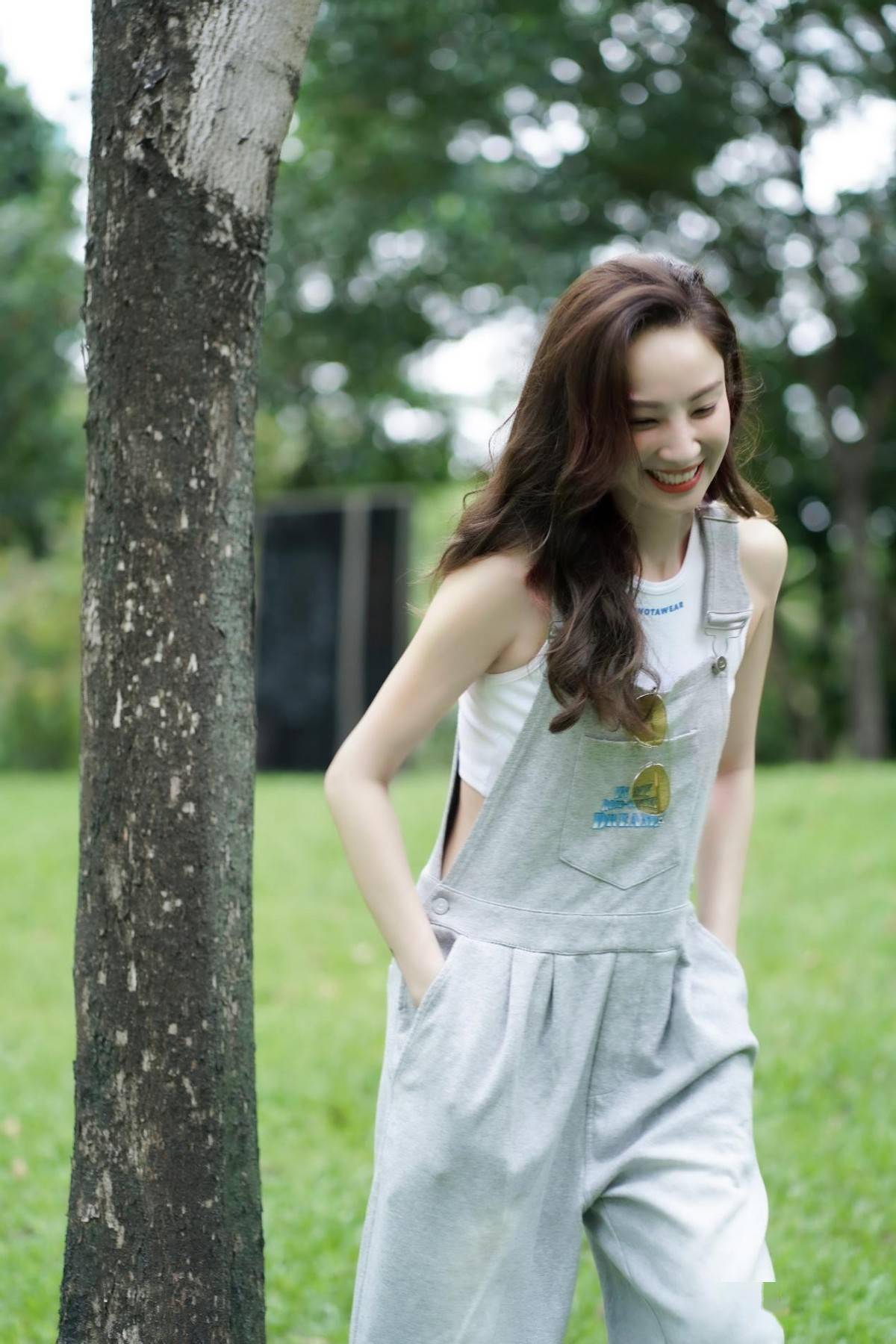 郑希怡夏日清新氛围随拍笑容明媚活力满满