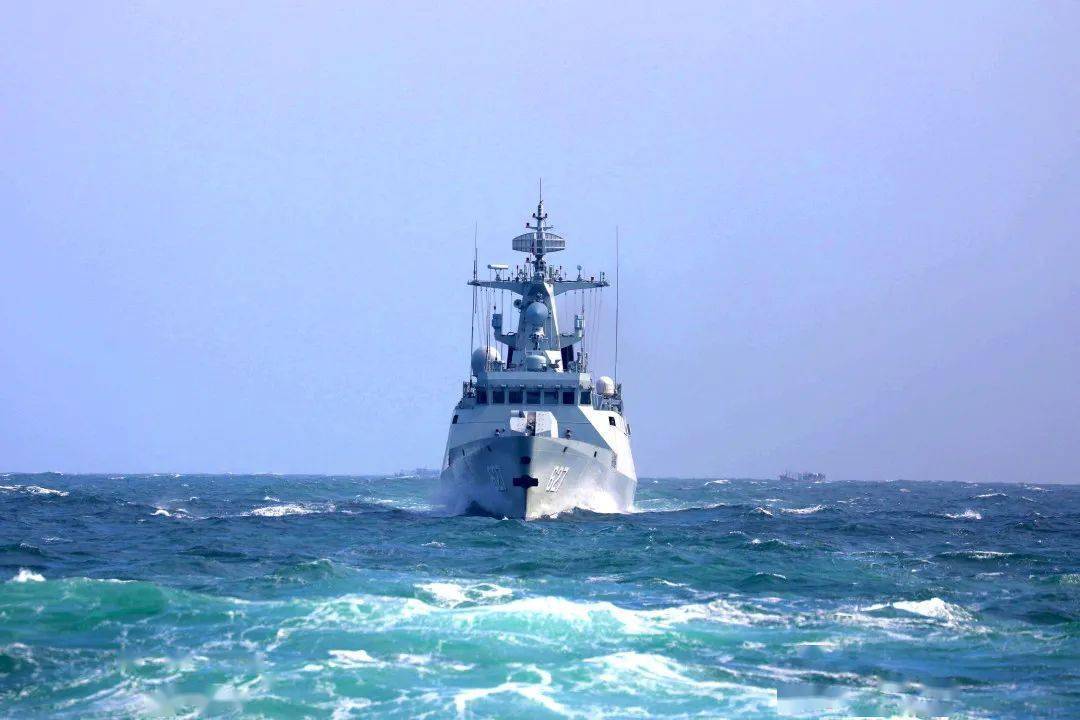 海军巴中舰和恩施舰在北部湾海域与越南海军舰艇组成编队开展联合巡逻