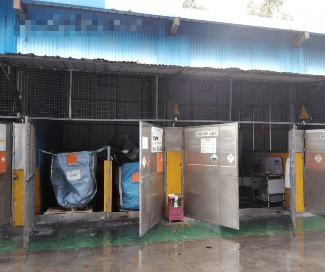 不规范图例危险废物贮存仓库未采取措施防止无关人员进入,地面未做