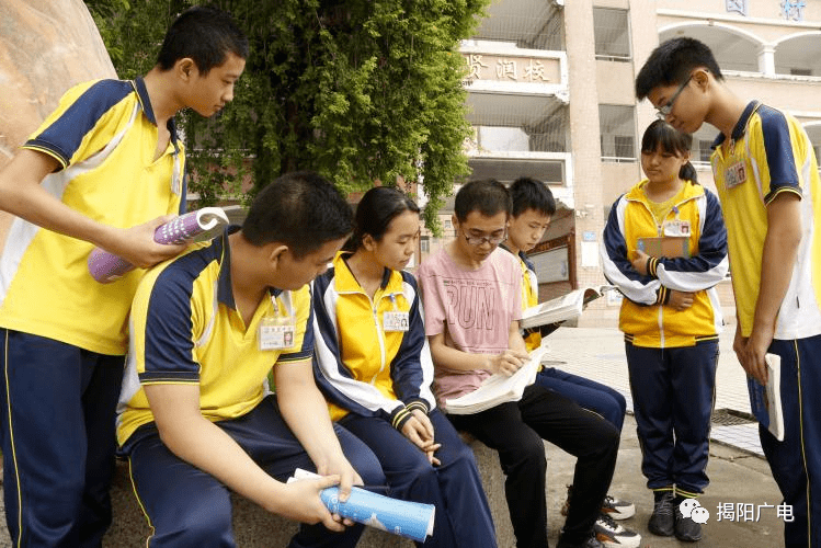 榕城区思贤中学九年级学生在教室"再冲刺"在揭阳市各中学上演这一幕