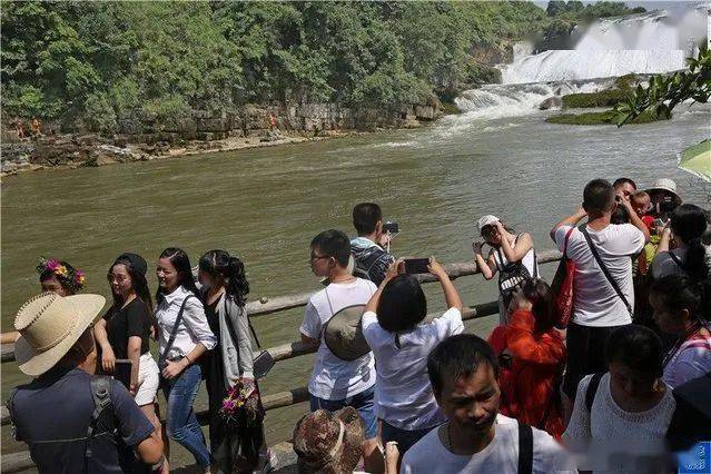 国庆长假，去黄果树瀑布旅游 人山人海